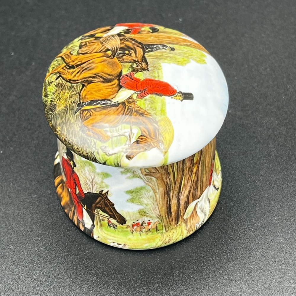 Vintage Newhall Staffordshire bone china trinket box featuring a hunting scene. - Picture 4 of 13